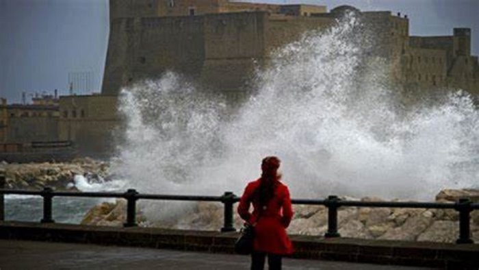 meteo scatta l allerta in campania per vento forte e mare agitato