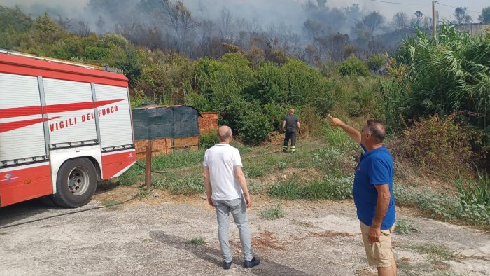 paura ad agropoli due incendi sul territorio fiamme vicino alle abitazioni