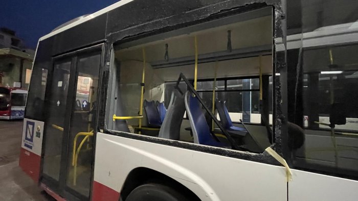 pietre e bottiglie contro l autobus vetri infranti fenomeno preoccupante