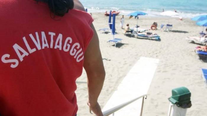 bagnino colpito al volto sulla spiaggia di camerota identificato l aggressore