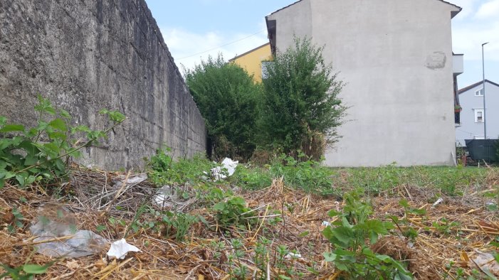 grottaminarda degrado e incivilta a pochi metri dal casello autostradale