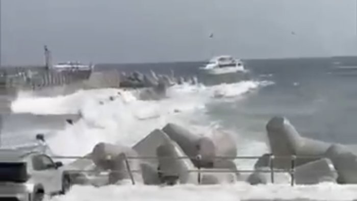 mare agitato stop traghetti in costiera bus presi d assalto