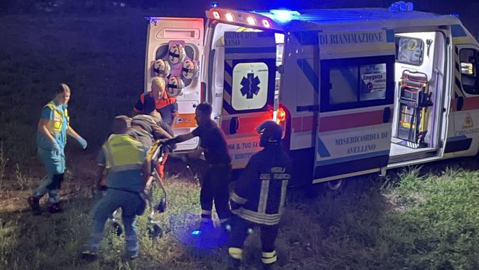 avellino paura e delirio in piazzetta perugini giovane si lancia dal ponte