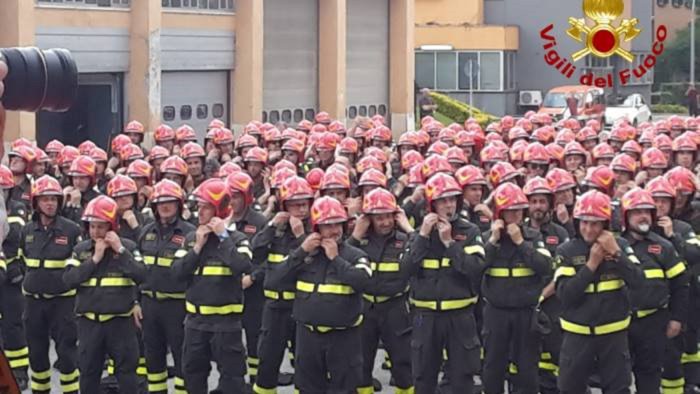 brucia il salento 70 lanci con canadair arrivano i rinforzi anche da avellino