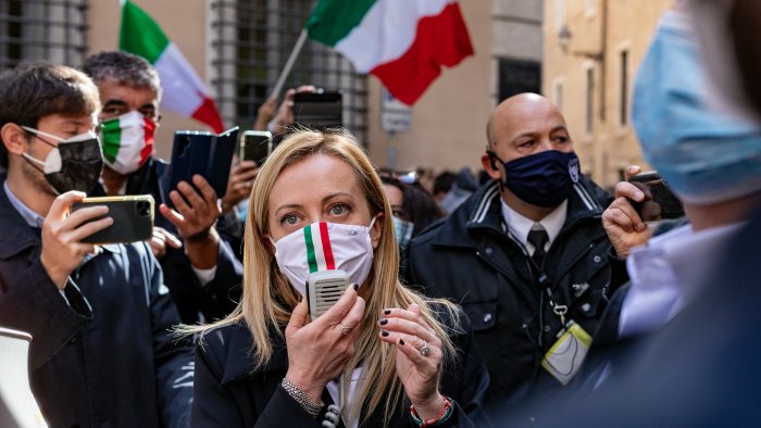 italia usa meloni rende omaggio a italiani sepolti nel cimitero di arlington