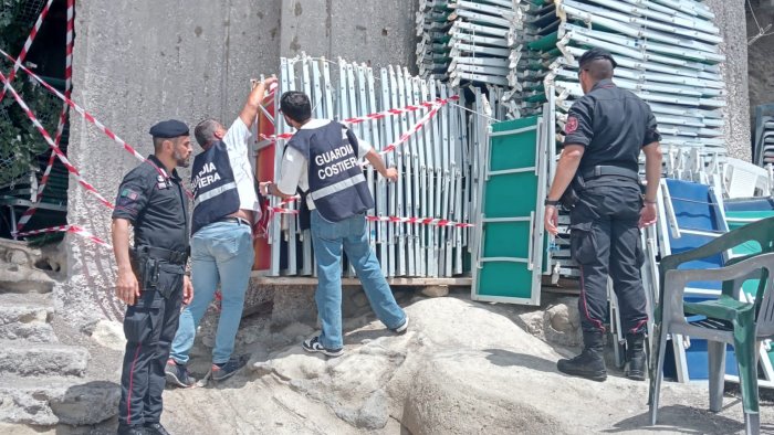 napoli marechiaro dal lido abusivo alla barca bar scatta il sequestro