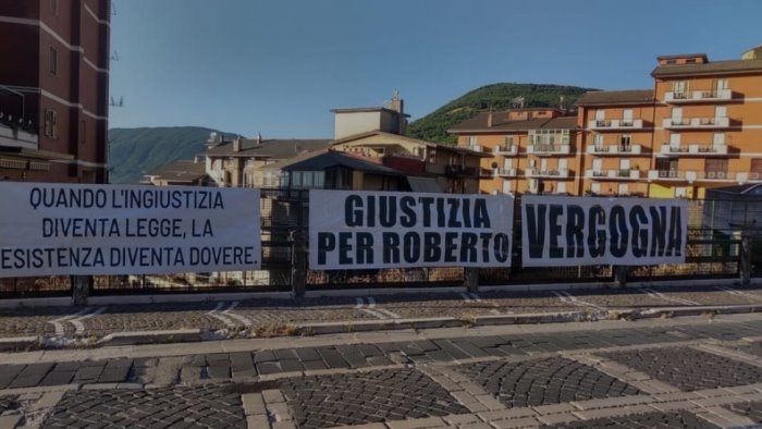 omicidio bembo comparsi striscioni a mercogliano e davanti al tribunale