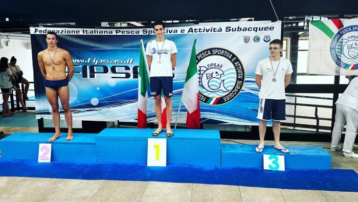 oceanika nuoto sturno romano e campione italiano nei 200 pinne