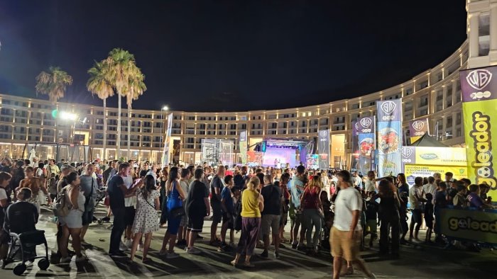 in migliaia in piazza della liberta sindaco napoli salerno e viva e dinamica