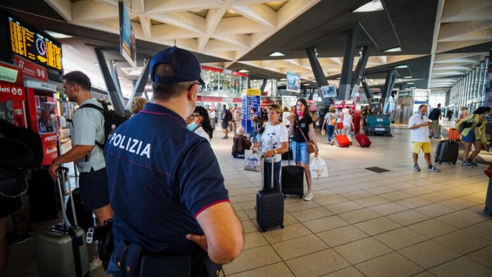 napoli derubato turista in fila per un taxi la polizia blocca il ladro