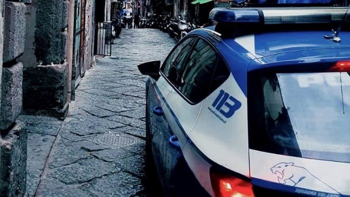 ruba borsello ad un uomo seduto su una panchina e scappa preso e arrestato