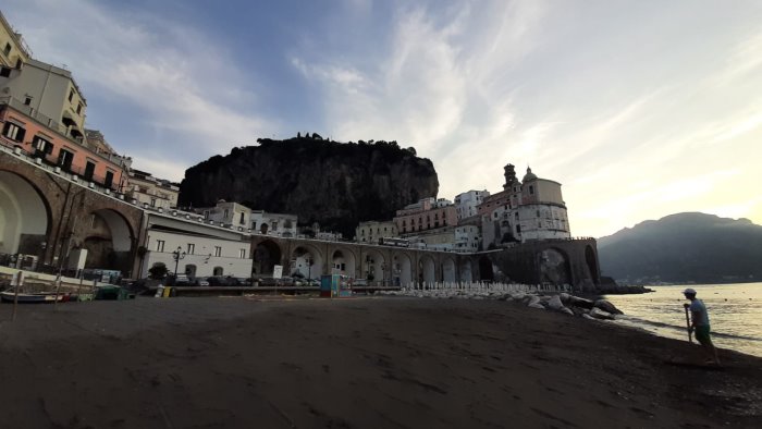 atrani affidati i servizi di manutenzione della spiaggia dei vicoli e bagni