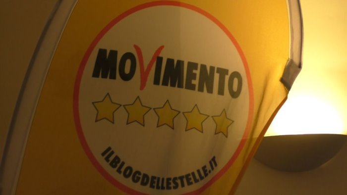 m5s reddito meloni affama i campani e de luca li prende in giro