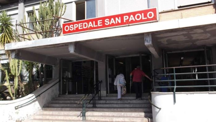 napoli ospedale san paolo muore il parente e distrugge l ambulanza