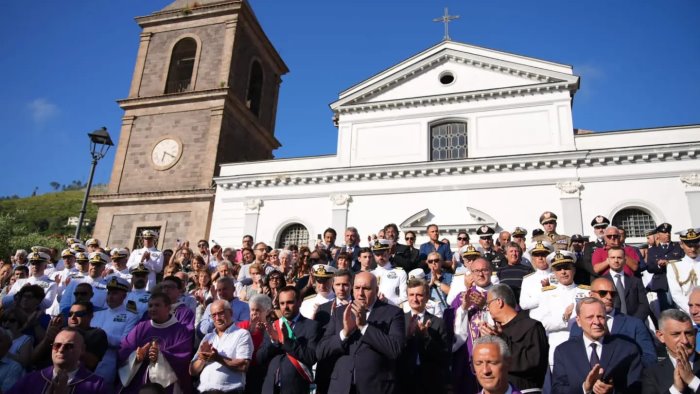 vico equense il ministro guido crosetto alle esequie del militare savarese