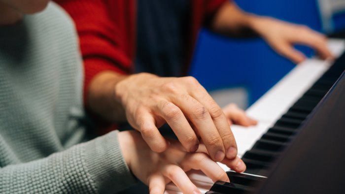 abusi sessuali su allieva minorenne arrestato insegnante di pianoforte