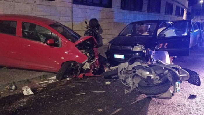 grave incidente stradale a cavalleggeri coinvolte due auto ed uno scooter