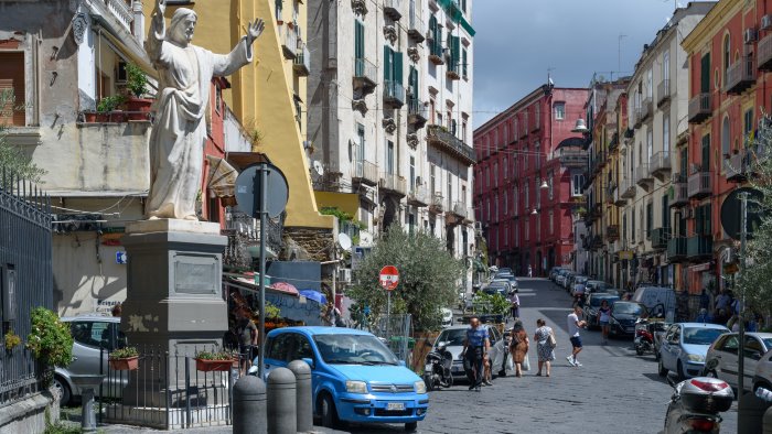 tavolino abusivo a napoli controlli e sanzioni in zona montesanto