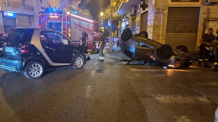 strade come piste incidente in pieno centro a salerno auto si ribalta