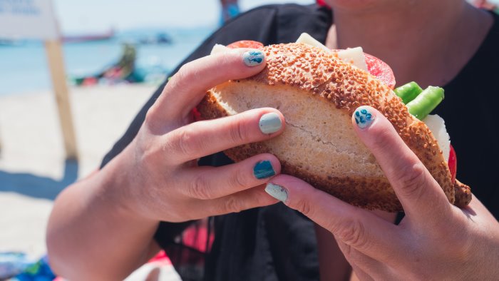 vietato portare cibo da casa sulla spiaggia partono le diffide ai lidi