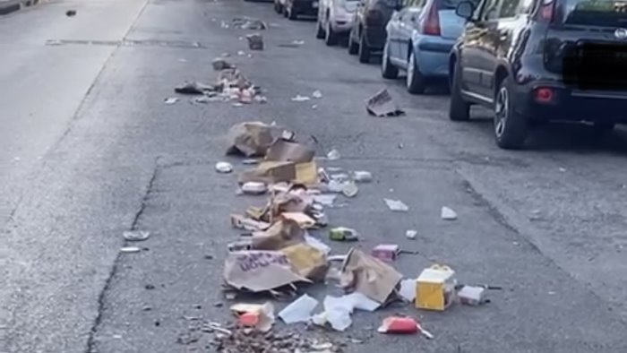 degrado a salerno rifiuti invadono la strada la segnalazione