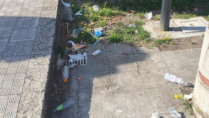 grottaminarda giardini e aiuole pieni di rifiuti strigliata ai cittadini