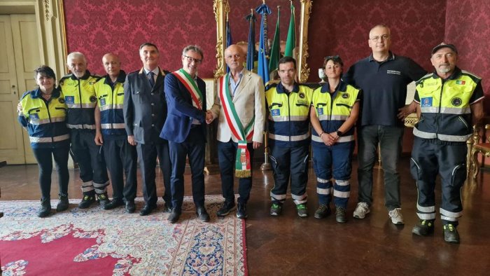post alluvione gli aiuti di cava de tirreni consegnati al sindaco di faenza