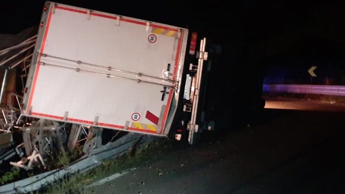 incidente tra poderia e palinuro camion si ribalta sulla mingardina