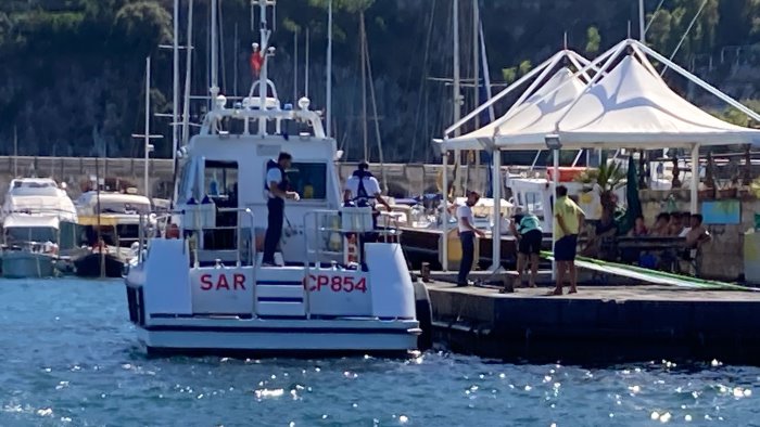 batte la testa sullo scafo diportista in difficolta soccorso al largo di cetara