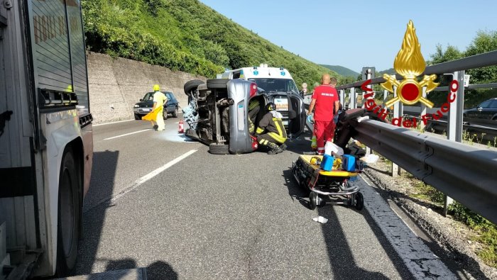 auto sbanda e si ribalta sulla a16 a monteforte irpino due feriti