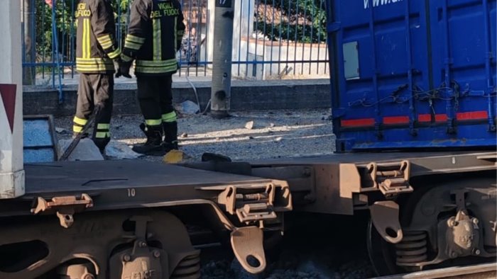 treno svia dai binari la circolazione riprende in parte ancora disagi