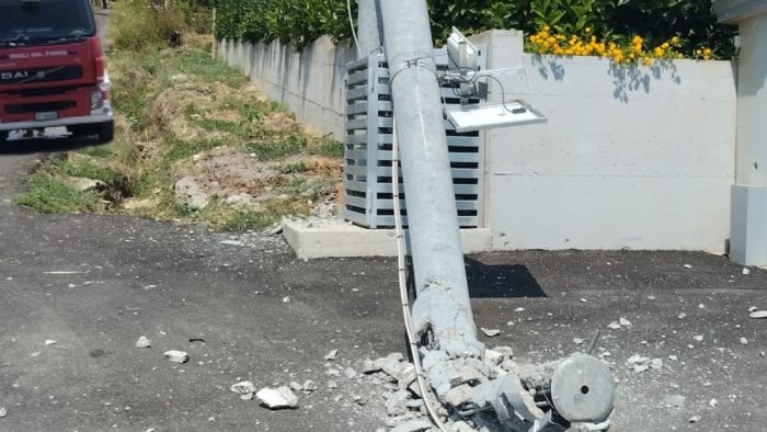 quercia si incendia le fiamme raggiungono un palo con i cavi elettrici