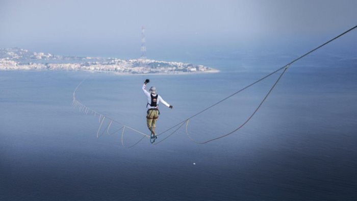 cade a 80 metri dal record del mondo su un filo lungo lo stretto di messina