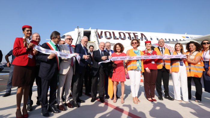 salerno di volotea il primo aereo atterrato al costa d amalfi