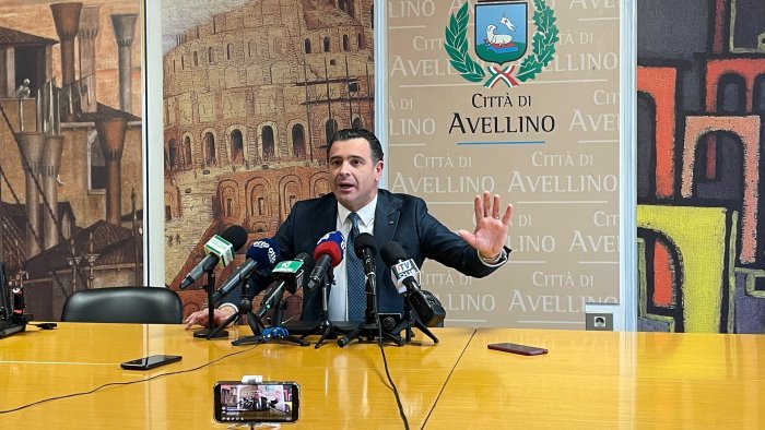 avellino festa e le tangenti un uomo solo al comando in una corte dei miracoli