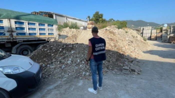 ischia traffico illecito di rifiuti la guardia costiera denuncia imprenditore