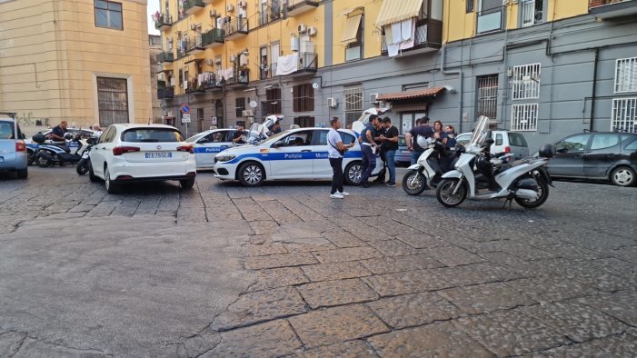 napoli i vigili intensificano i controlli multe e sequestri in tutta la citta