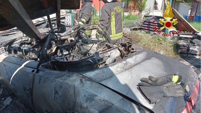 auto a fuoco in un garage danneggiato palazzo di tre piani