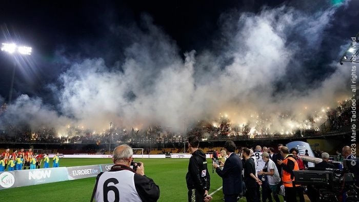 benevento la carica della curva sud pronta una coreografia