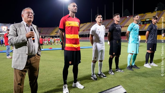 il benevento presenta le nuove maglie rivivi la diretta