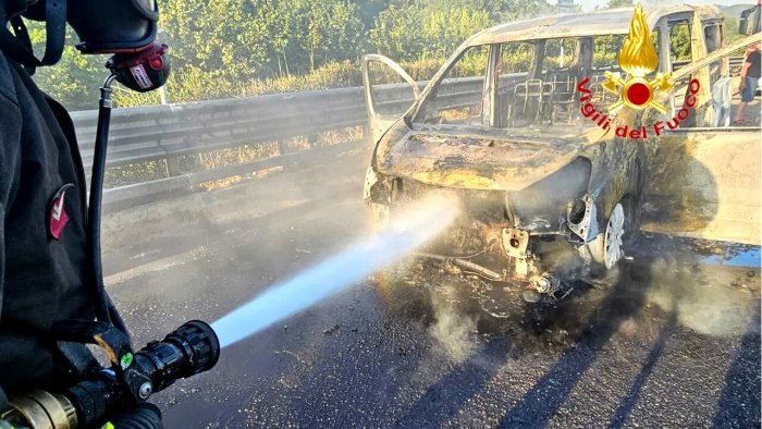 auto in fiamme sulla piazzola di sosta distrutta una vettura