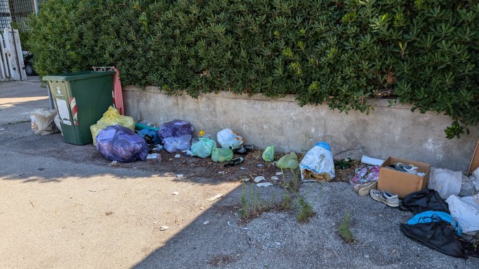 discarica abusiva a pochi passi dall archivio notarile fermare gli incivili