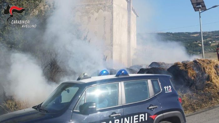 guardia lombardi rotoballe di fieno vanno a fuoco indagano i carabinieri