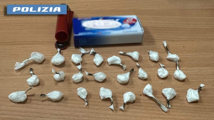 secondigliano sorpreso con la droga la polizia arresta un 49enne