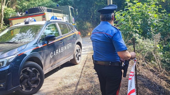 in fiamme discarica abusiva di rifiuti indagano i carabinieri a flumeri