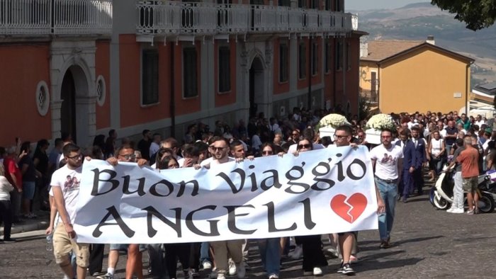 l ultimo commosso saluto a roy e mattia buon viaggio angeli