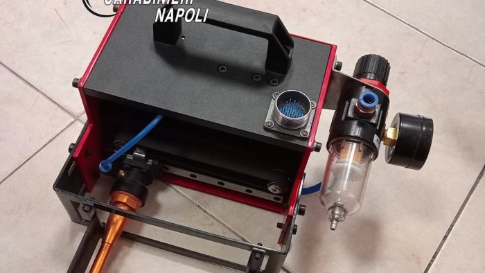 punzonatore laser per modificare i telai alle auto rubate la scoperta