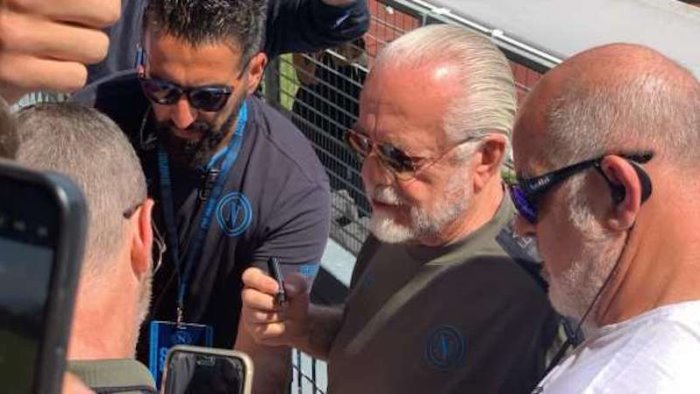 osimhen torna ad allenarsi de laurentiis firma autografi ai tifosi