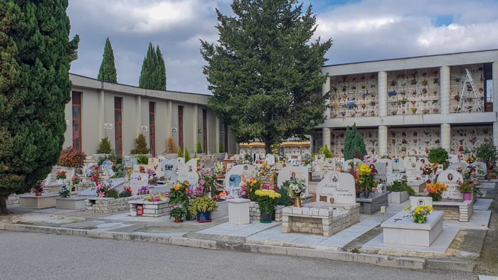 rubano fiori al cimitero un gesto davvero brutto