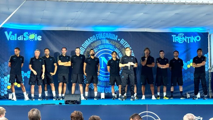 conte e il suo staff si presentano ai tifosi del napoli